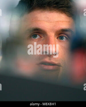 21 März 2018, Deutschland, Düsseldorf: Deutschland Fußball Team Pressekonferenz: Deutschlands Thomas Mueller sprechen. Deutschland sind durch Spanien in einer freundlichen am 23.03. 2018. Foto: Ina Faßbender/dpa Stockfoto