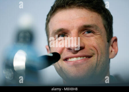 21 März 2018, Deutschland, Düsseldorf: Deutschland Fußball Team Pressekonferenz: Deutschlands Thomas Mueller lächelt. Deutschland sind durch Spanien in einer freundlichen am 23.03. 2018. Foto: Ina Faßbender/dpa Stockfoto