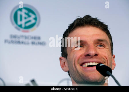 21 März 2018, Deutschland, Düsseldorf: Deutschland Fußball Team Pressekonferenz: Deutschlands Thomas Mueller lächelt. Deutschland sind durch Spanien in einer freundlichen am 23.03. 2018. Foto: Ina Faßbender/dpa Stockfoto