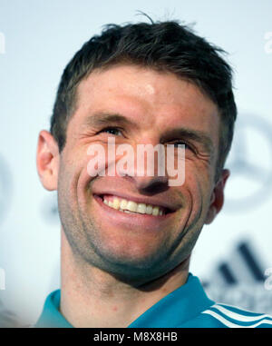 21 März 2018, Deutschland, Düsseldorf: Deutschland Fußball Team Pressekonferenz: Deutschlands Thomas Mueller lächelt. Deutschland sind durch Spanien in einer freundlichen am 23.03. 2018. Foto: Ina Faßbender/dpa Stockfoto