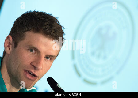 21 März 2018, Deutschland, Düsseldorf: Deutschland Fußball Team Pressekonferenz: Deutschlands Thomas Mueller sprechen. Deutschland sind durch Spanien in einer freundlichen am 23.03. 2018. Foto: Federico Gambarini/dpa Stockfoto