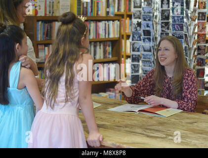 Coral Gables, FL, USA. 19 Mär, 2018. Chelsea Clinton zeichen Kopien ihres neuen Buches ist er rund um die Welt Bestand: 13 Frauen, die geändert Geschichte' bei Bücher & Bücher am 19. März 2018 in Coral Gables, Florida. Quelle: MPI 10/Media Punch/Alamy leben Nachrichten Stockfoto