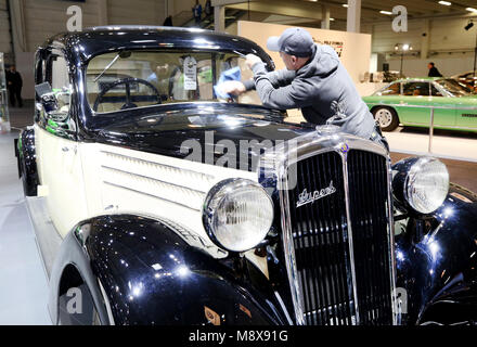 Essen, Deutschland. 21 März 2018, Deutschland, Essen: ein Stall Mitarbeiter Polituren einen Skoda Superb 640 von 1934 auf der Techno Classica Oldtimer Messe. Die Techno Classica Oldtimer Messe wird vom 21. - 25. März 2018. Foto: Roland Weihrauch/dpa Quelle: dpa Picture alliance/Alamy leben Nachrichten Stockfoto