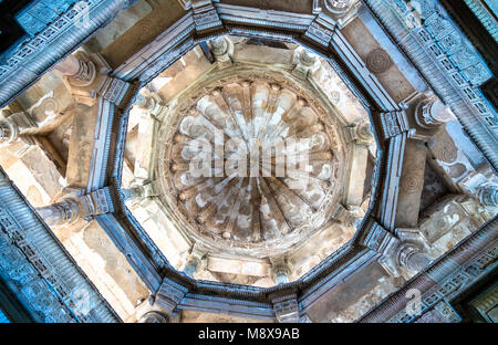 Innenraum der Jami Masjid, eine wichtige touristische Attraktion im Archäologischen Park Champaner-Pavagadh - Unionsstaat Gujarat in Indien Stockfoto