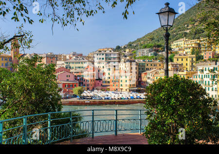 Gerahmte Blick mit Laterne der kleinen Hafen der ehemaligen Fischerdorf Nervi, jetzt Teil von Genua, vom berühmten ligurischen Strandpromenade Stockfoto