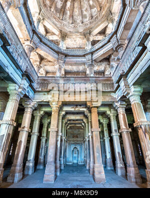 Innenraum der Jami Masjid, eine wichtige touristische Attraktion im Archäologischen Park Champaner-Pavagadh - Unionsstaat Gujarat in Indien Stockfoto