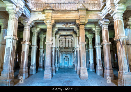 Innenraum der Jami Masjid, eine wichtige touristische Attraktion im Archäologischen Park Champaner-Pavagadh - Unionsstaat Gujarat in Indien Stockfoto