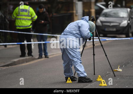 Eine forensische officer Fotografien Patronen in Montgomery Street, Clapton, East London, wie die Polizei watchdog eine Untersuchung nach ein Mann erschossen von einem Polizisten in der Nacht zum Montag auf den Weg gebracht hat. Scotland Yard sagte, daß es den Vorfall der unabhängiges Amt für Verhalten der Polizei (IOPC), deren Forscher an der Szene sind. Stockfoto