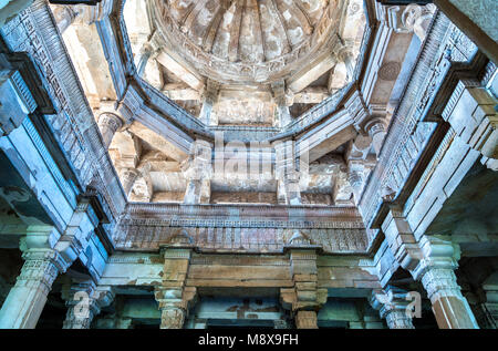 Innenraum der Jami Masjid, eine wichtige touristische Attraktion im Archäologischen Park Champaner-Pavagadh - Unionsstaat Gujarat in Indien Stockfoto