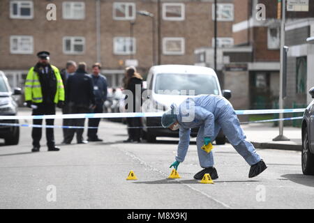 Beweis Markierungen sind neben Patronen in Montgomery Street, Clapton, East London, wie die Polizei watchdog eine Untersuchung eingeleitet hat, nachdem ein Mensch, der einen Polizisten am Montag Nacht erschossen wurde. Scotland Yard sagte, daß es den Vorfall der unabhängiges Amt für Verhalten der Polizei (IOPC), deren Forscher an der Szene sind. Stockfoto