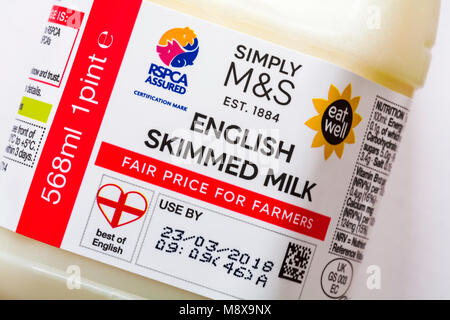 Etikett auf ein Pint einfach M&S Englisch Magermilch - fairer Preis für Landwirte - RSPCA versichert Zertifizierungszeichen Stockfoto