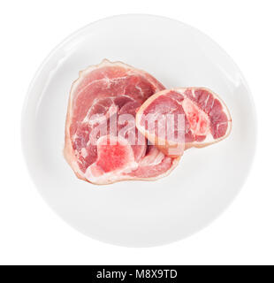 Rohes Schweinefleisch Achsschenkel auf Platte auf weißem Hintergrund. Ansicht von oben. Stockfoto