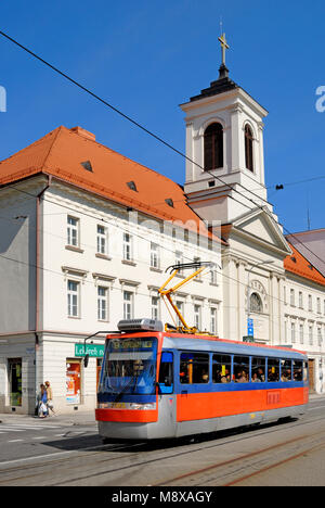 Bratislava, Slowakei. Moderne Straßenbahn in Spitalska ulica Stockfoto