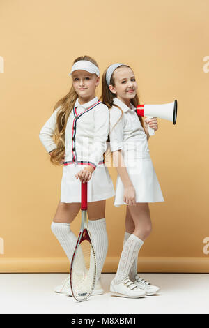 Porträt von zwei Mädchen als Tennisspieler holding Tennisschläger. Studio gedreht. Stockfoto