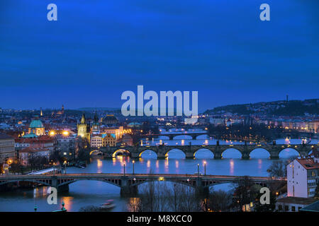 Panorama der alten Teil von Prag aus dem Letna Park in der Abenddämmerung. Schöne Aussicht auf den Brücken über die Moldau nach Sonnenuntergang. Altstadt Architectur Stockfoto