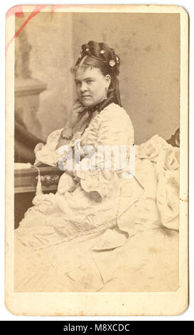 Antike c 1860 carte de visite, Sarah Edith Wynne. Sarah Edith Wynne (Eos Cymru) (1842-1897) war ein Walisischer Opern Sopran- und Konzertsängerin. Sie studierte bei Romani und Vannuccini in Florenz. Ihr Londoner Debüt im Jahr 1862 in der St. James's Hall in John Thomas's Welsh Konzert. Wynne sang in den Vereinigten Staaten an der Boston Festival von 1874 und später in der Oper erschienen im Crystal Palace zwischen 1869 und 1871. Quelle: ORIGINAL CDV Stockfoto