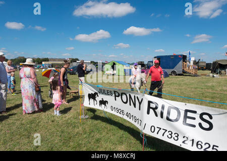 Kinder Ponyreiten am Gloucestershire Vintage Land zeigen in Cirencester 2016 Stockfoto