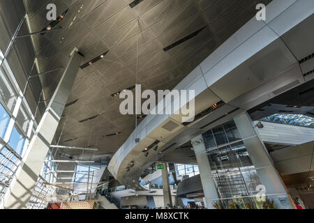 BMW Welt, eine multifunktionale Kundenerlebnis und die Ausstellung der BMW. Es ist von COOP HIMMELB(L)AU. Stockfoto