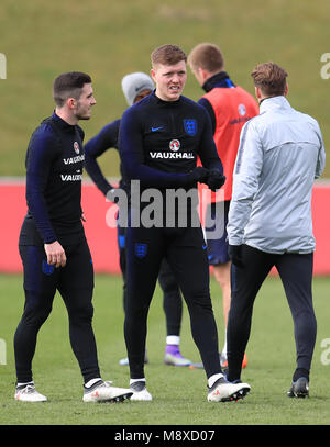 England's Lewis Koch (links) und Alfie Mawson während des Trainings im St George's Park, Burton. Stockfoto