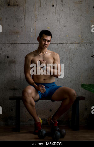 Boxer Mann im Fitnessraum mit geringem Licht Stockfoto