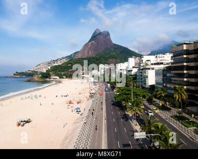 Antenne drone Ansicht von Leblon mit Dois Irmaos Berg, Rio de Janeiro, Brasilien Stockfoto