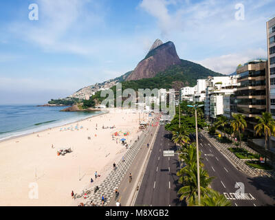 Antenne drone Ansicht von Leblon mit Dois Irmaos Berg, Rio de Janeiro, Brasilien Stockfoto