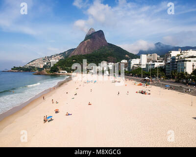 Antenne drone Ansicht von Leblon mit Dois Irmaos Berg, Rio de Janeiro, Brasilien Stockfoto