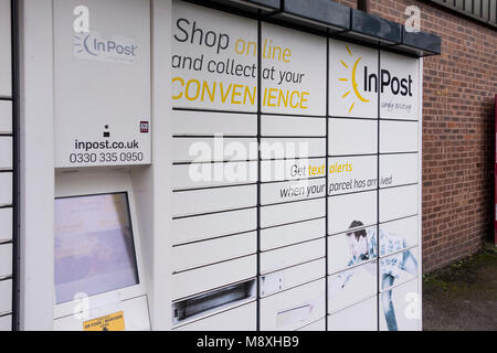 InPost ist eine alternative Klicken und Sammeln Service, können Sie Ihr Paket abholen ein Schließfach in der Nähe, in einer Zeit, die Anzüge Stockfoto