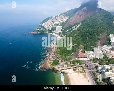 Antenne drone Ansicht von Leblon mit Dois Irmaos Berg, Rio de Janeiro, Brasilien Stockfoto