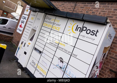 InPost ist eine alternative Klicken und Sammeln Service, können Sie Ihr Paket abholen ein Schließfach in der Nähe, in einer Zeit, die Anzüge Stockfoto