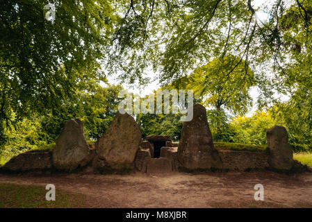 Jungsteinzeit gekammert Long Barrow bekannt als Wayland Smithy, auf der Berkshire Downs in der Nähe von Woodford Stockfoto