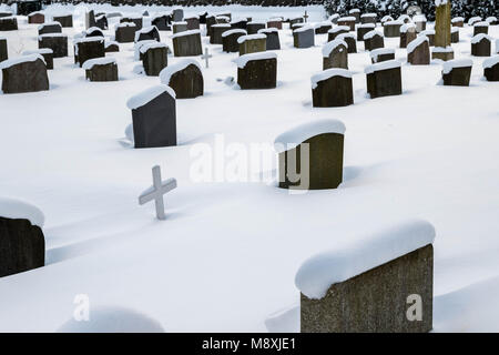 Grabsteine im Winter, im Schnee Stockfoto