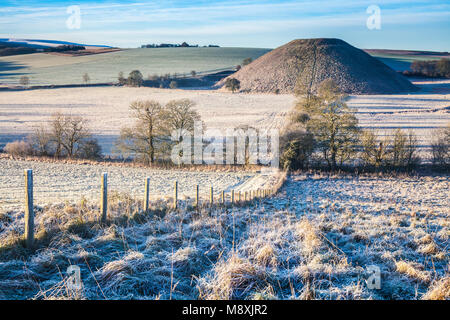 Ein Frostiger Morgen am Silbury Hill in Wiltshire. Stockfoto