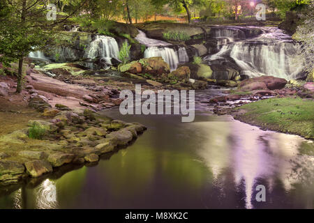 Iconic Greenville South Carolina Falls Park Wasserfall im Herzen der Innenstadt in der Nacht Stockfoto