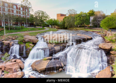 Idyllische Greenville South Carolina Falls Park Wasserfall im Herzen der City Downtown Stockfoto