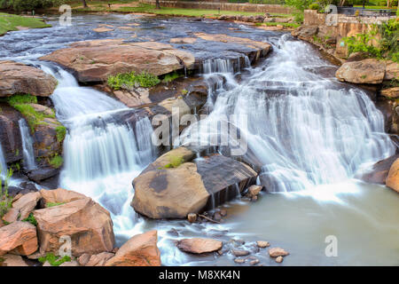 Idyllische Greenville South Carolina Falls Park Wasserfall im Herzen der City Downtown Stockfoto