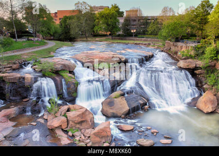 Idyllische Greenville South Carolina Falls Park Wasserfall im Herzen der City Downtown Stockfoto