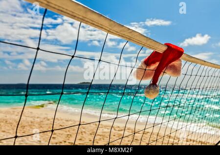 Volleyball net mit Santa Hut liegt auf einer Insel im Indischen Ozean, Malediven Stockfoto