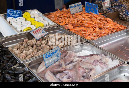 Shopping in Bastille Markt an einem Sonntag mornng in Paris Frankreich Stockfoto