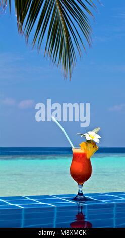 Glas papaya Juice ist an der Kante der Pool aus glasierten Fliesen in Tropical Hotel gemacht, Malediven Stockfoto