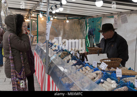 Shopping in Bastille Markt kaufen Salami an einem Sonntag mornng in Paris Frankreich Stockfoto