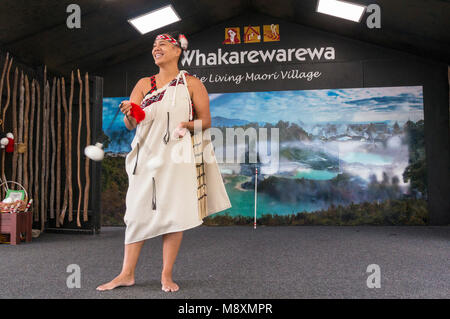 Neuseeland rotorua Neuseeland whakarewarewa rotorua Maori Kultur Unterhaltung zeigen Maori Frau Tänzer nz Nordinsel Neuseeland Ozeanien Stockfoto