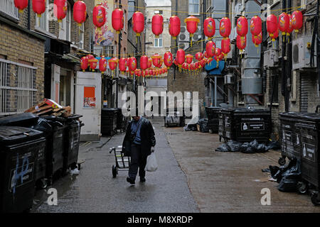 Ein Mann, der in den Gassen von Chinatown in London. Stockfoto