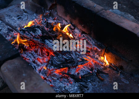 Lagerfeuer am Abend im Freien in der Nähe Stockfoto