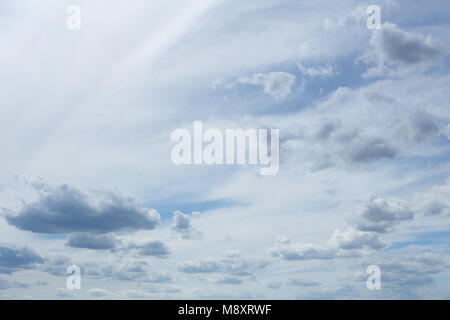 Weiß windig Wolken im blauen Himmel, Tag Stockfoto