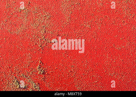 Sommer Meer, roter Hintergrund für die Sommerferien, Sandkörner auf einer rauen rote Fläche verstreut Stockfoto