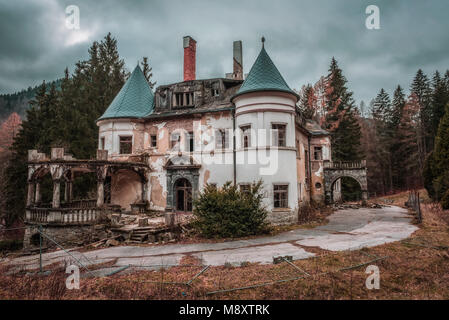 Abgebrochene Health Spa Resort in der Nähe des Dorfes Rajecke Teplice Stockfoto