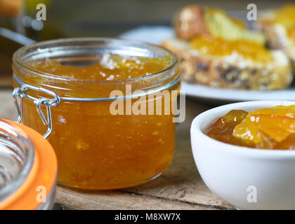 Marco aus der Nähe Bild von Home Bio Marmelade im Glas mit Toast im Hintergrund Zimmer für Text über legen Stockfoto