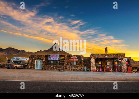 Sonnenaufgang auf einem umgebauten Tankstelle auf der Route 66 in Arizona Stockfoto