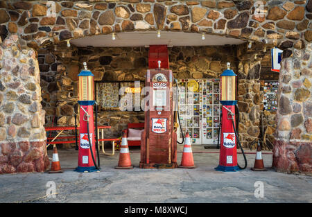 Vintage gas Pumpen auf der Route 66 in Arizona Stockfoto